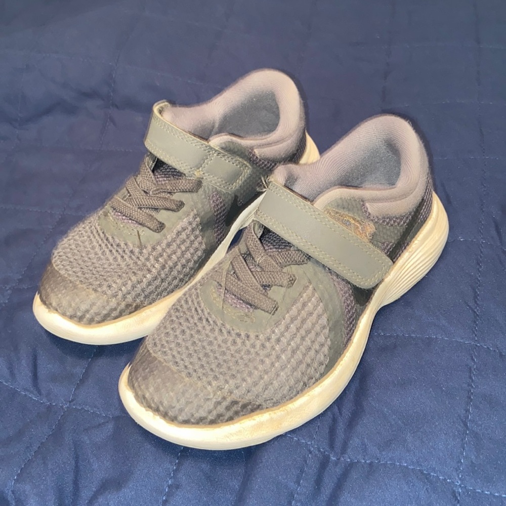 Nike revolution little boys size 11